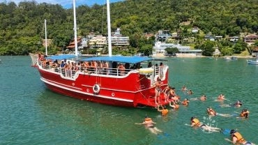 PASSEIO ESCUNA EM BOMBINHAS + SNORKEL NA PRAIA DA SEPULTURA